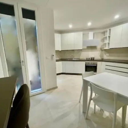 Turris Apartments, Skyline Historic Center 3* Болонья